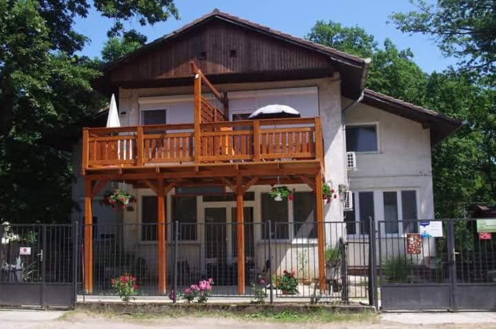 Отель Toelgyfa Vendeghaz Балатонсепезд Экстерьер фото